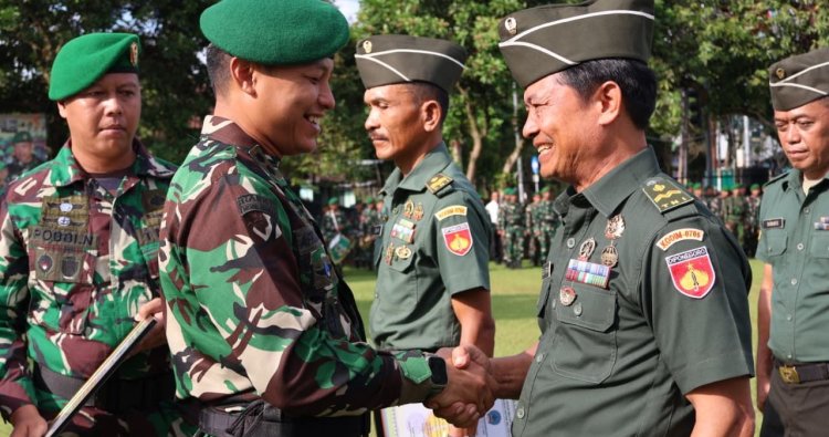 Upacara 17 Oktober Dandim Magelang Beri Penghargaan Prajurit Purna Tugas