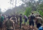 Akses Jalan Tertutup: Babinsa Bersama Warga Bersihkan Longsoran Tanah